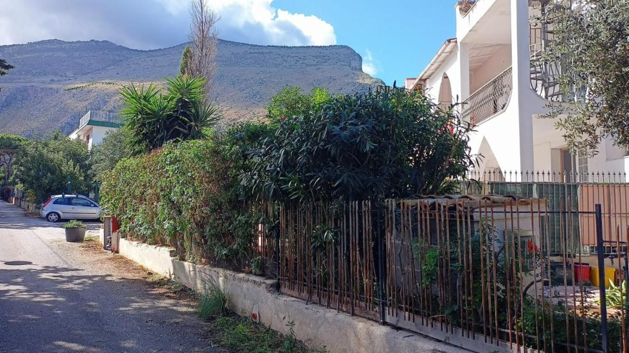 Camera Vicino L'Aeroporto Di Palermo Carini Exteriör bild